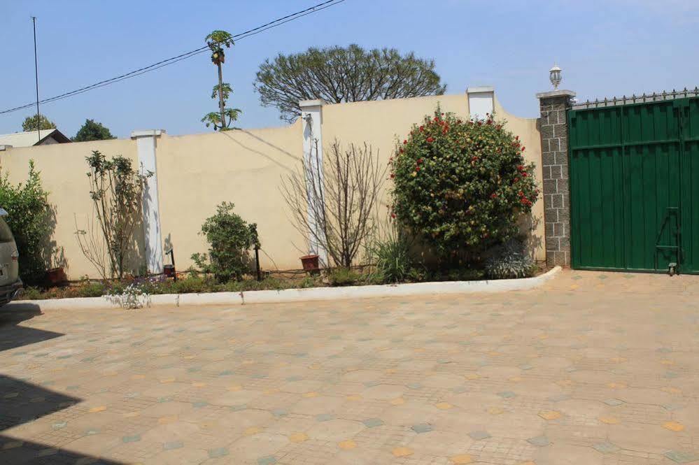 K.méléon-Hôtel Antananarivo Esterno foto